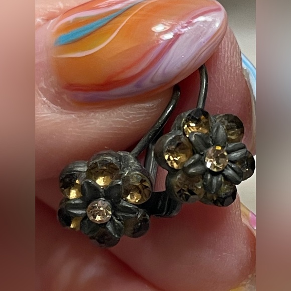 2/$15 Six Pairs of Vintage Earrings - Picture 7 of 10